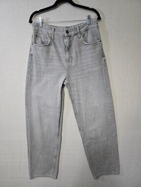 Zara Light Gray Denim Jeans with Subtle Stitching